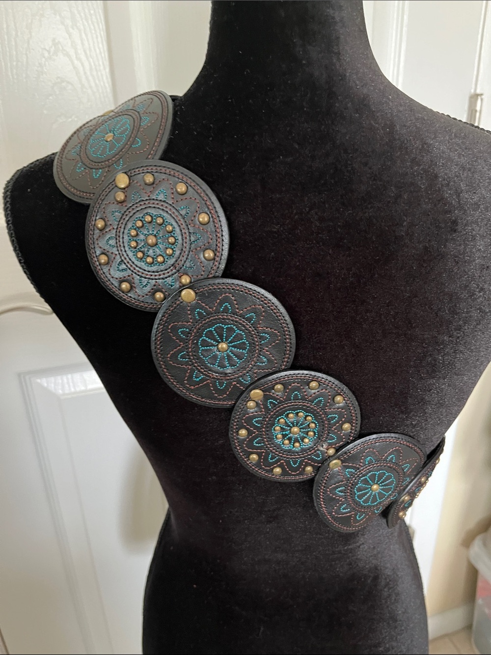 Chico’s VTG  NWT Mesa slouch belt black teal leather conchos brass round buckle - Picture 11 of 11